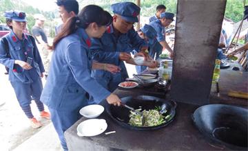 穿红军衣裳 做红军饭菜